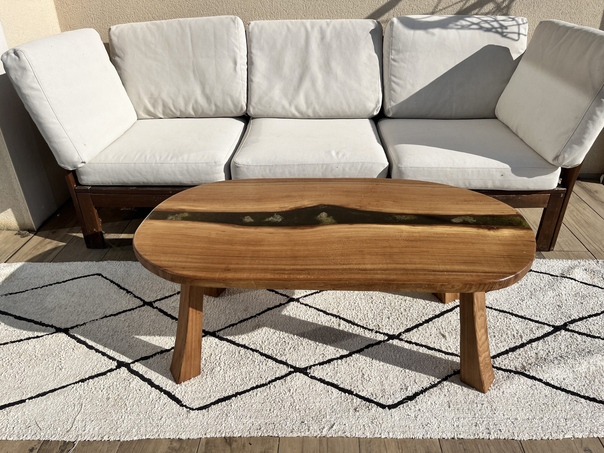 La table Oléane, un design organique, épuré, le végétal entre dans la maison.